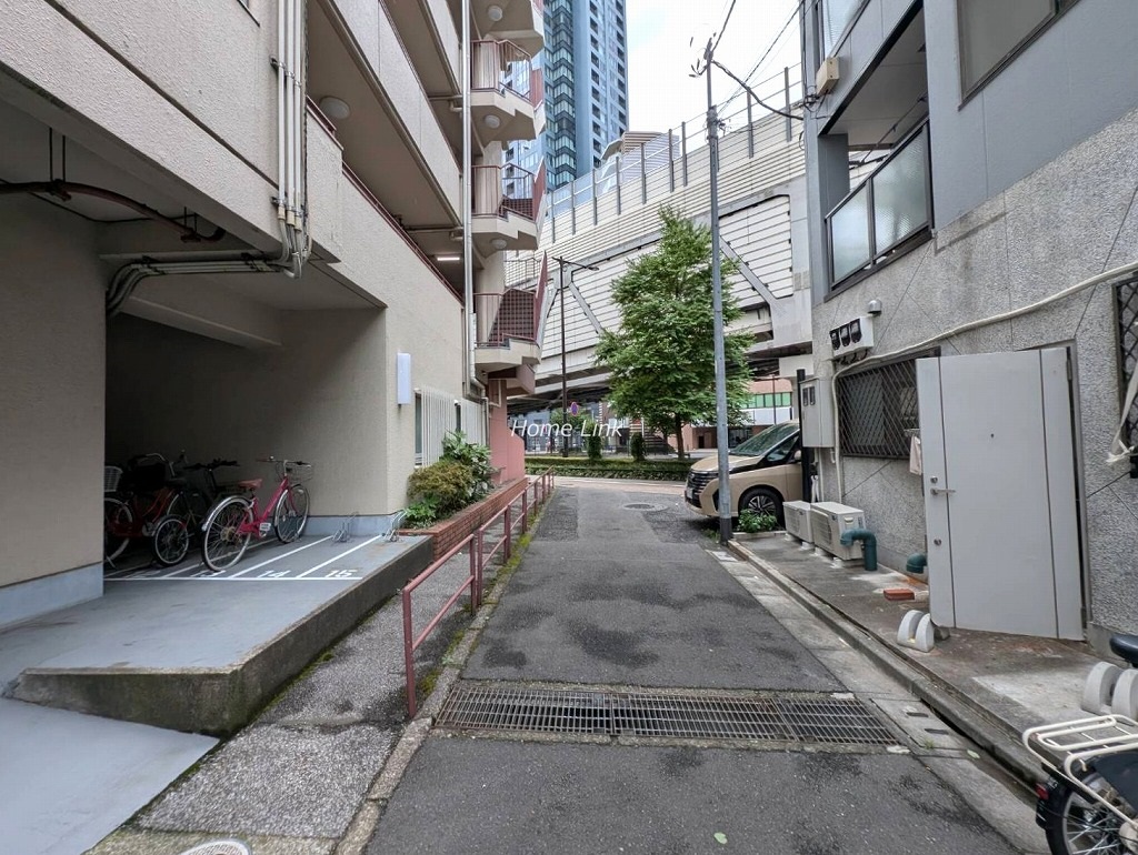 エクセル西池　駐輪場出入口